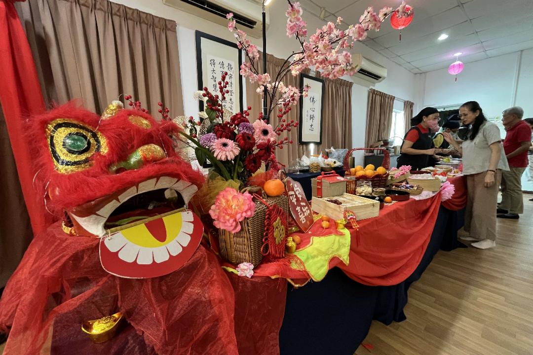 八打灵再也社区慈济志工自 2025 年 9 月起推动每月下午茶暨品书联谊。图为冬至佳节，志工以暖煮茶饮与汤圆传递团圆祝福。【摄影：颜倩妮】