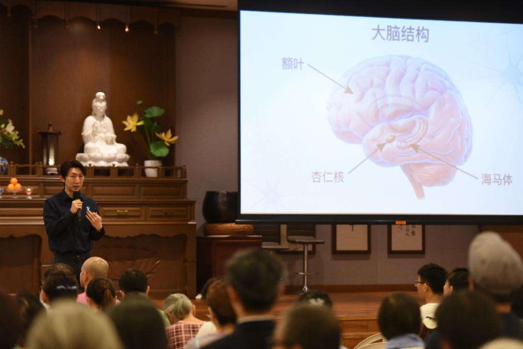 两场医学讲座由专业医生解析青少年情绪与大脑发展，协助家庭觉察潜在问题，共同守护亲子关系与心灵健康。【摄影：蔡梦萍】