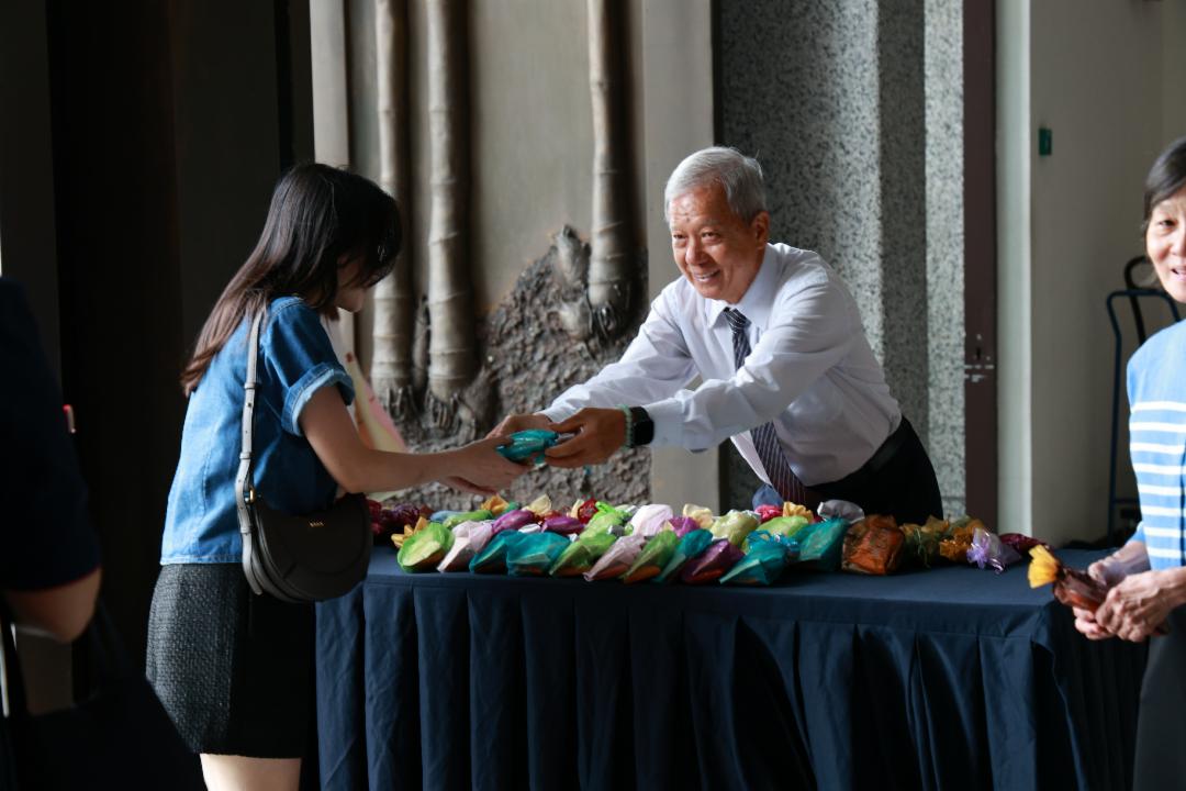 雪隆慈济静思堂举办为期三天的新年走春活动，共吸引三百四十五人次参与。会众携家带眷前来祈福纳祥，志工双手奉上小礼包，将新春祝福温馨传递。【摄影：邓亦绚】