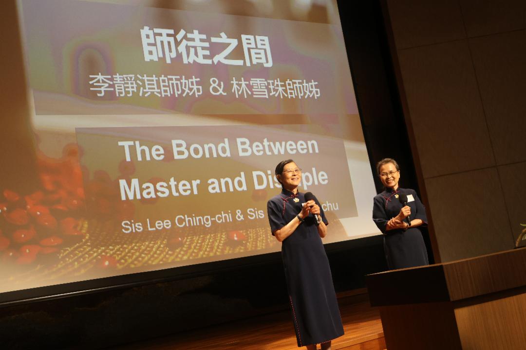 来自台湾的林雪珠（左）及李静淇（右）特地相偕来到吉隆坡静思堂，在见习、培训志工课程及慈委精进日的讲台上，分享做慈济的心得及与上人之间的师徒情。【摄影：任建芳】