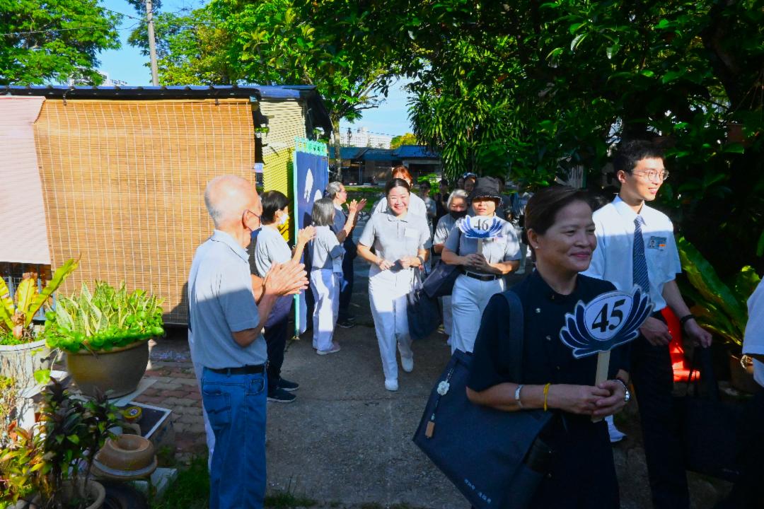 学员们在队辅的引领下浩浩荡荡地踏进萤火虫环保站，当区志工们热情迎接。【摄影：饶瑞泙】