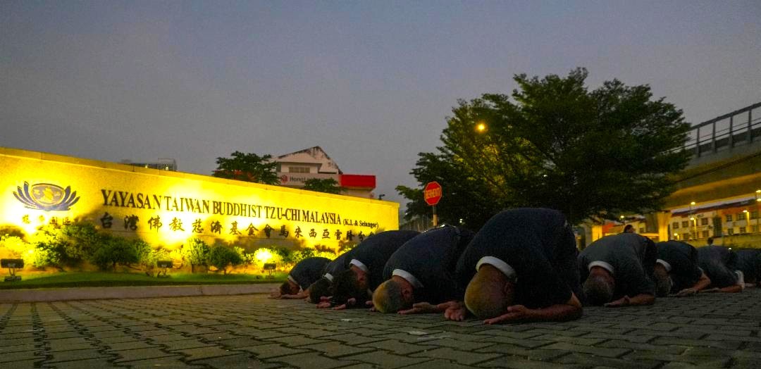 众人三步一跪齐心朝山，在一起一落中放下执着，于虔诚礼拜间沉淀心念。【摄影：李贵业】