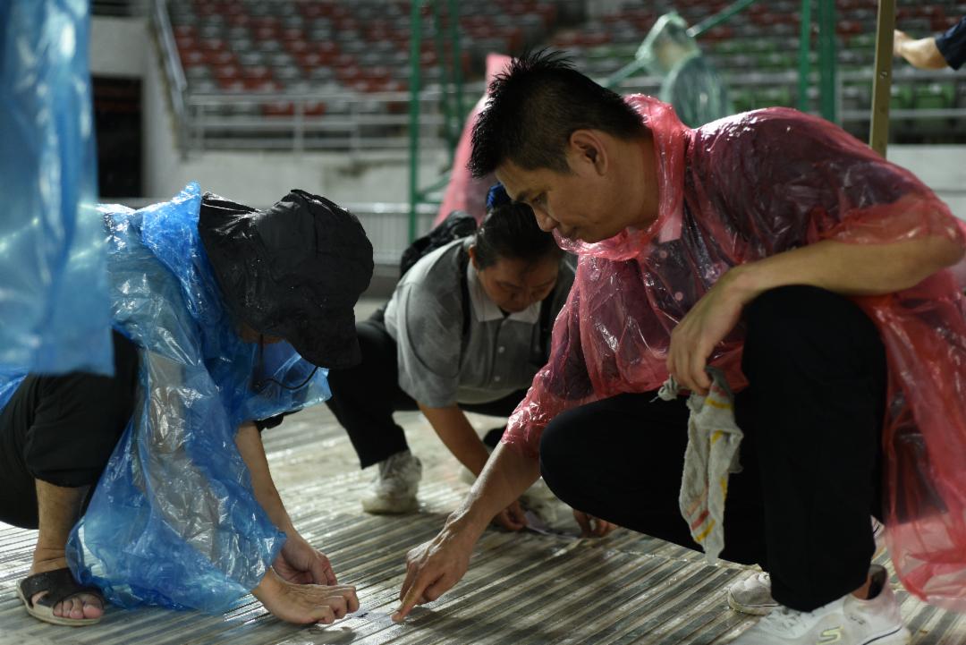 遇上大雨后，志工重新擦干地面、逐一修复被雨水影响的地标。 【摄影：蔡梦萍】