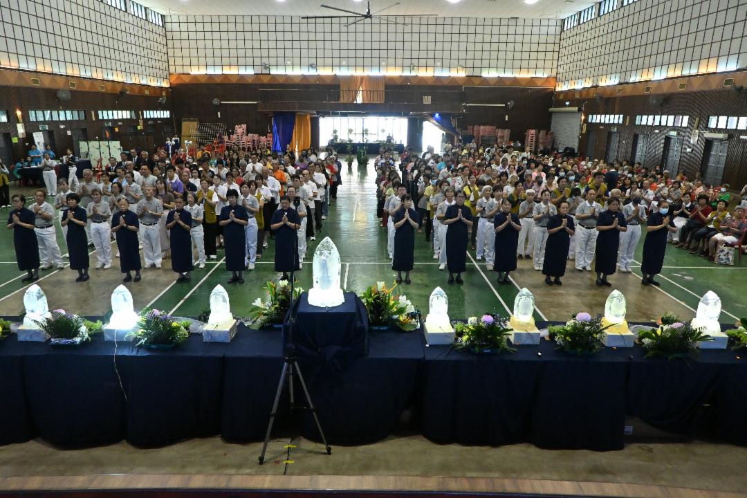 配合慈济成立六十周年，慈济淡属联络处于2026年5月10日在文德甲华小（一）校繁荣堂举办浴佛典礼，吸引了五百零三人踊跃参与。 【摄影：邬淞谊】
