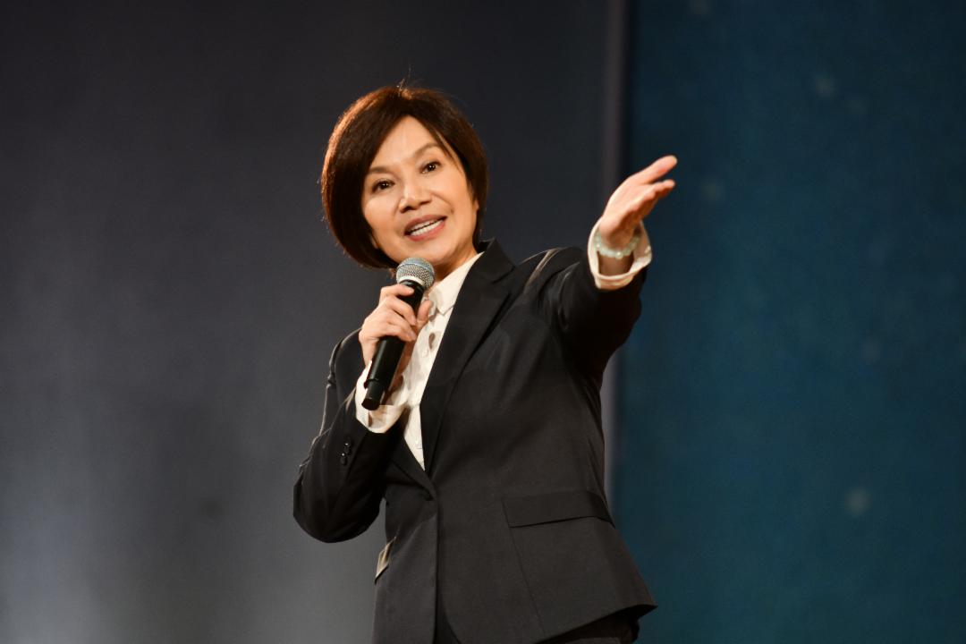 唐美云欣慰观众热情欣赏歌仔戏《老禅师的宝物》，担心部分观众听不懂闽南语，特地亲自讲解剧情。 【摄影：李勇甫】