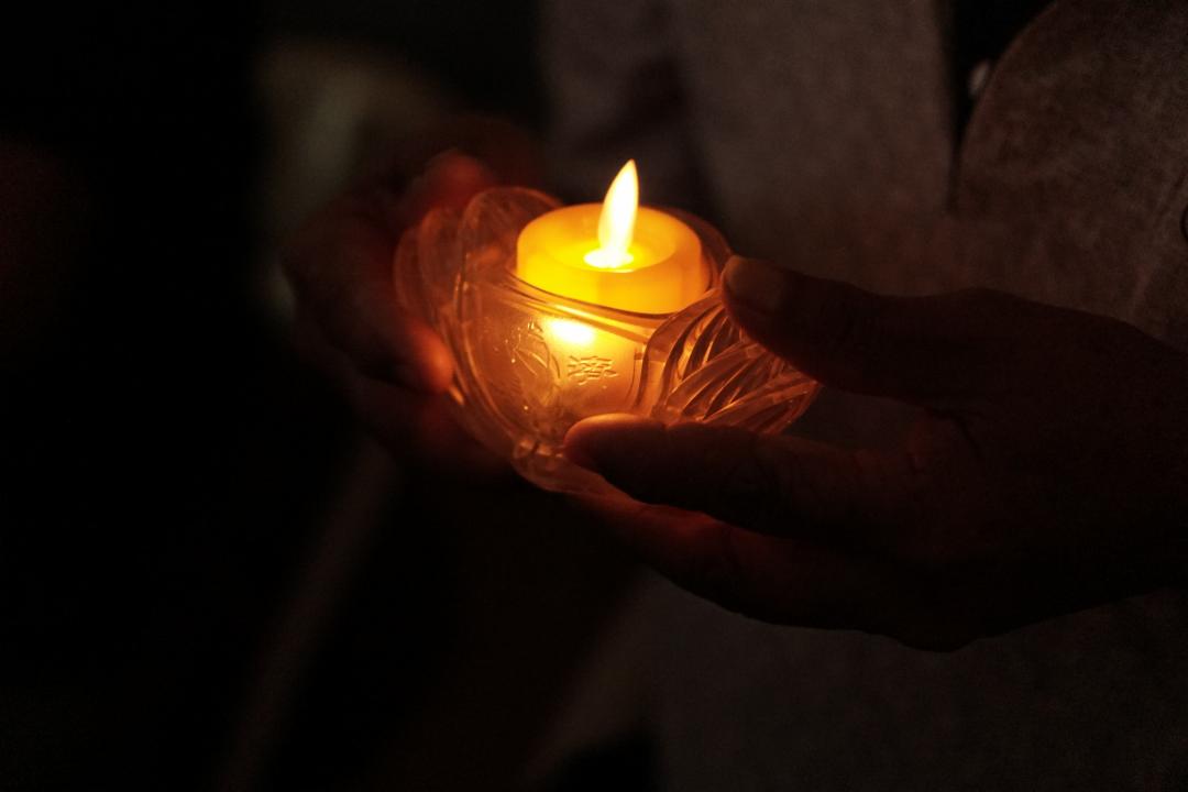 每一年的岁末祝福，点心灯、发愿祈祷，不只让心安住、让身安顿，也在心中悄悄种下一念愿意行善、愿意付出的种子。【摄影：林青萤】