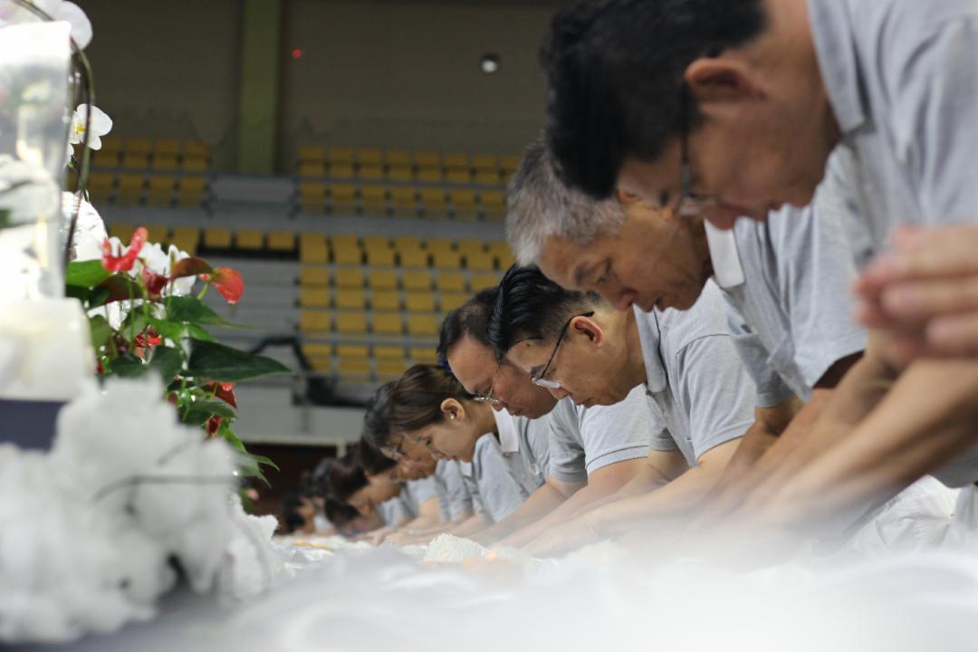 众人在佛号声中，共同祈愿人心净化、社会祥和、天下无灾无难。 【摄影：林乐璇】