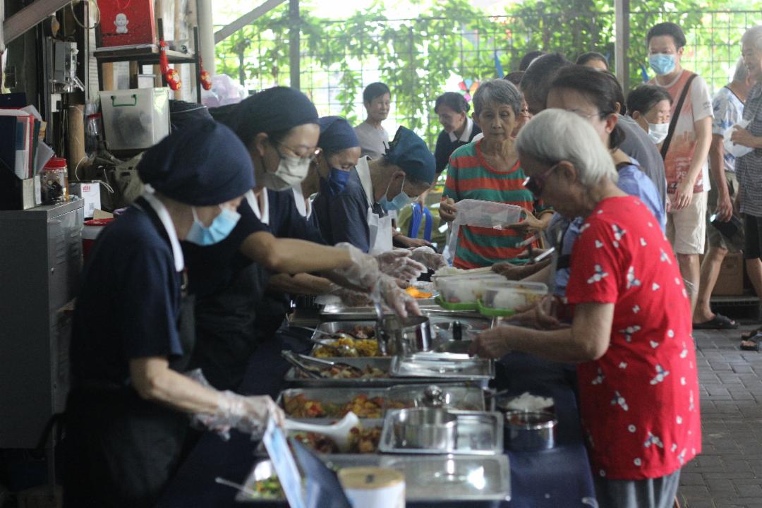 还没到预定的用餐时间，邻近的居民与会众已陆续前来排队等候，人人翘首以待，期待享用一顿美味的素食午餐。【摄影:周振华】