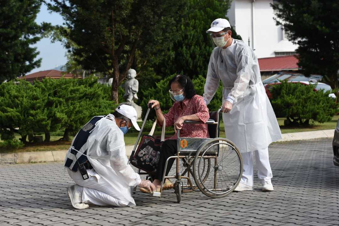 长达两个多月的日子，吉隆坡慈济静思堂疫苗接种中心上演了一出出暖心的温馨故事。 【摄影：陈德铭】