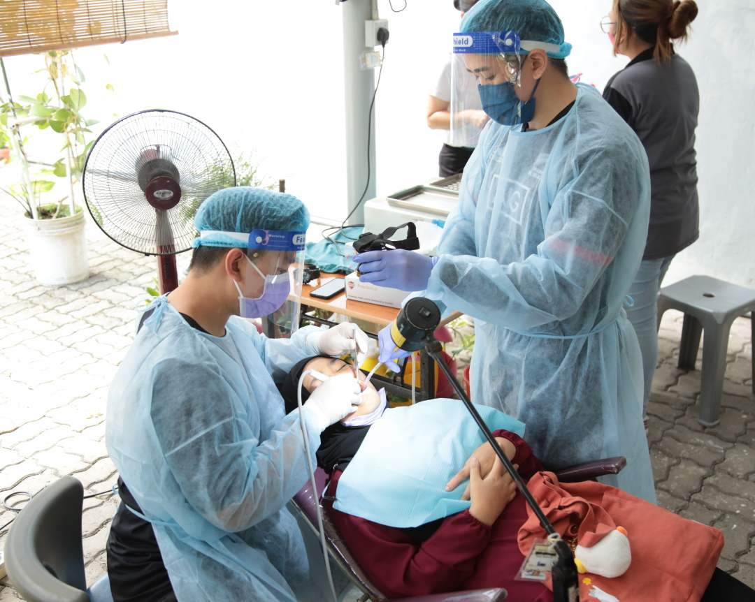 牙科医护人员为照顾户检查牙齿，同时提供补牙及拔牙服务。 【摄影：刘毅劲】