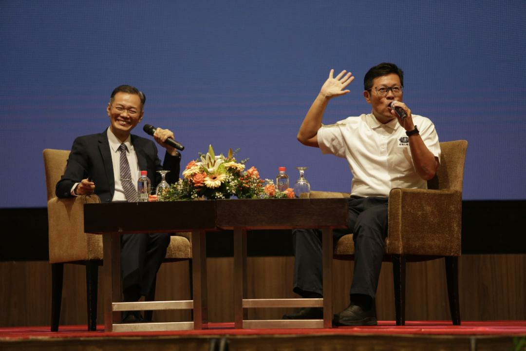 余振兴医生（右）上台见证分享实践全植物性饮食后的改变。在短短五个月内，余医生成功将体重从一百一十公斤减至八十五公斤。 【摄影：梁倩宜】