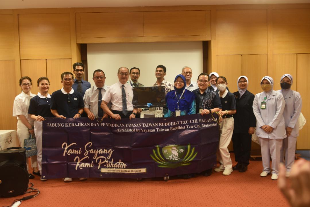 移交超音波仪式后，志工们和医护人员大合照。 【摄影：赖玉贞】