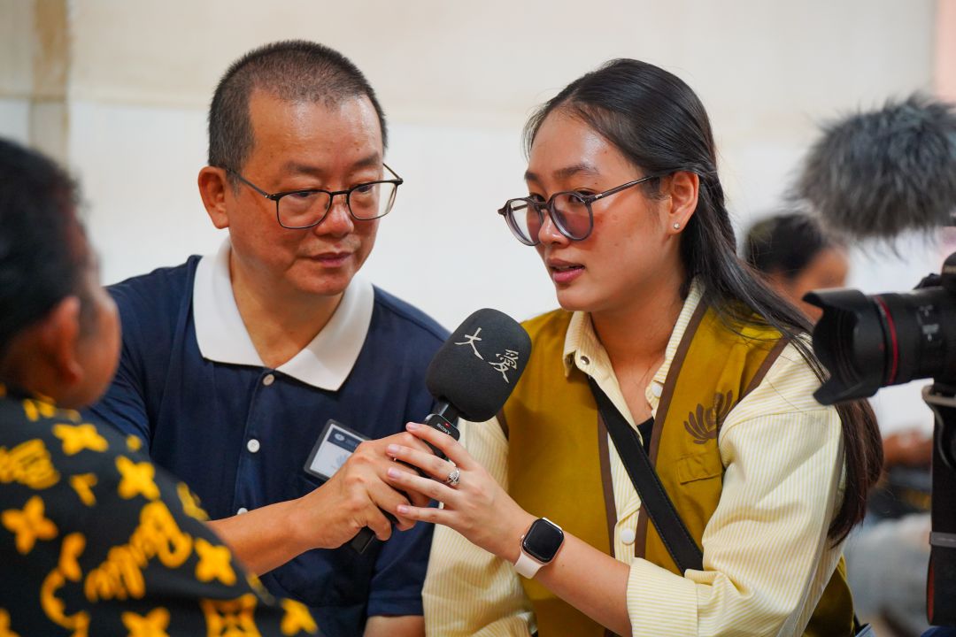 突破语言障碍，慈济在柬埔寨办义诊，获得许多当地大学生纷纷前来支援，不仅在各个医疗科系发挥专长，还协助翻译，让义诊顺利圆满。【摄影：李贵业】