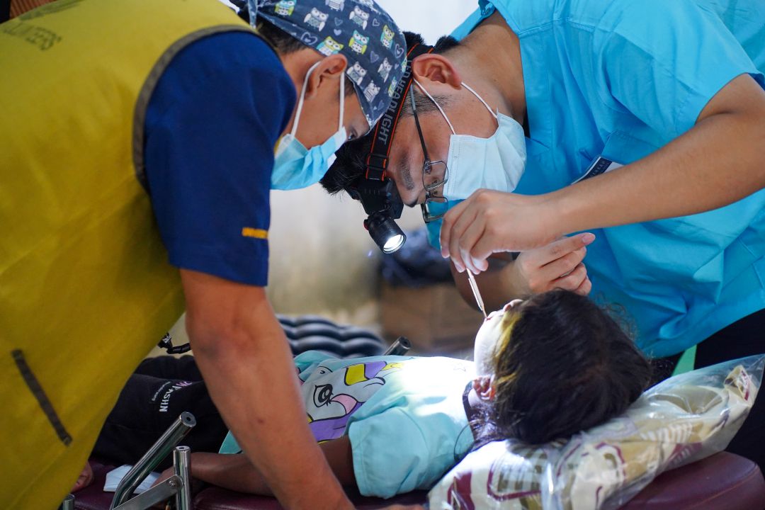 柬埔寨偏远地区，居民因缺乏牙科服务而面临牙痛等口腔健康问题。慈济于马德望省举办大型义诊，为当地居民提供极需的牙科护理。【摄影：李贵业】  