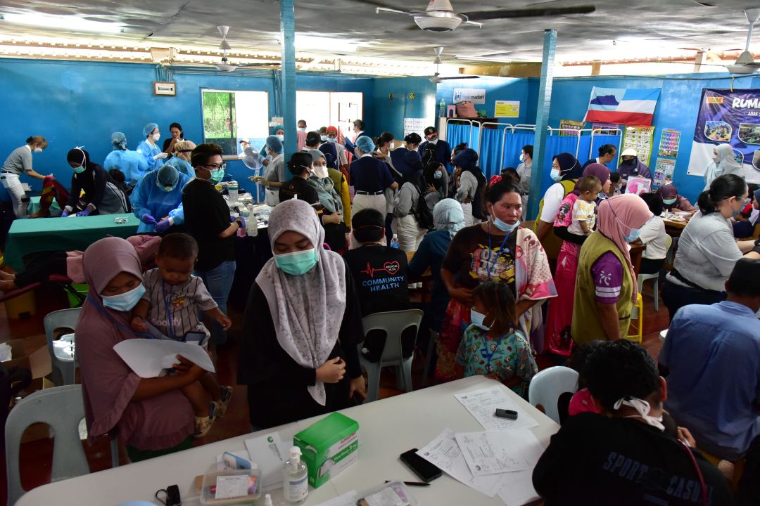 短短一个小时内，临时诊所从无到有设立起来。（摄影师：李伟建）