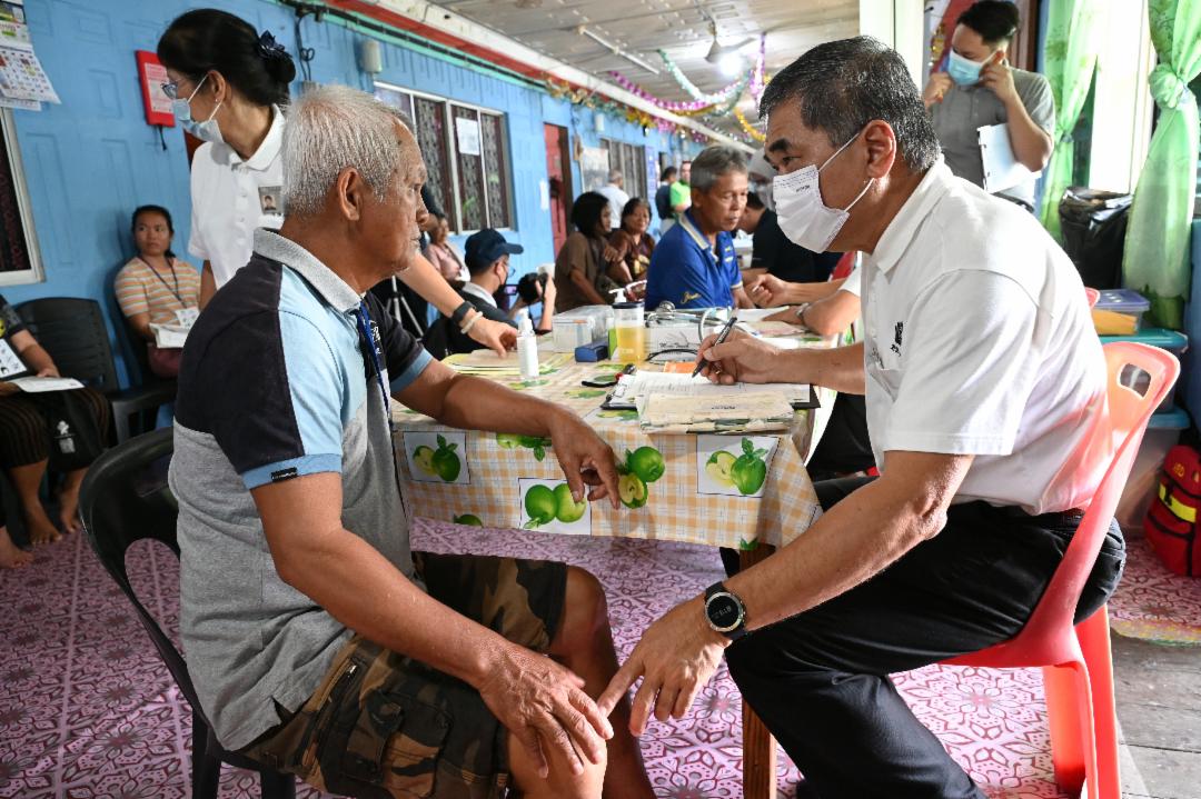 守护生命、守护健康、守护爱,慈济人医会走入砂拉越内陆村庄甘榜姆丁举办义诊,为偏乡村民提供基本检查、西医、中医、牙科、HPV筛检、药物供给、义剪及物资发放,共嘉惠两百余名村民。 【摄影者:黄贤贤】 守护生命、守护健康、守护爱,慈济人医会走入砂拉越内陆村庄甘榜姆丁举办义诊,为偏乡村民提供基本检查、西医、中医、牙科、HPV筛检、药物供给、义剪及物资发放,共嘉惠两百余名村民。 【摄影者:黄贤贤】