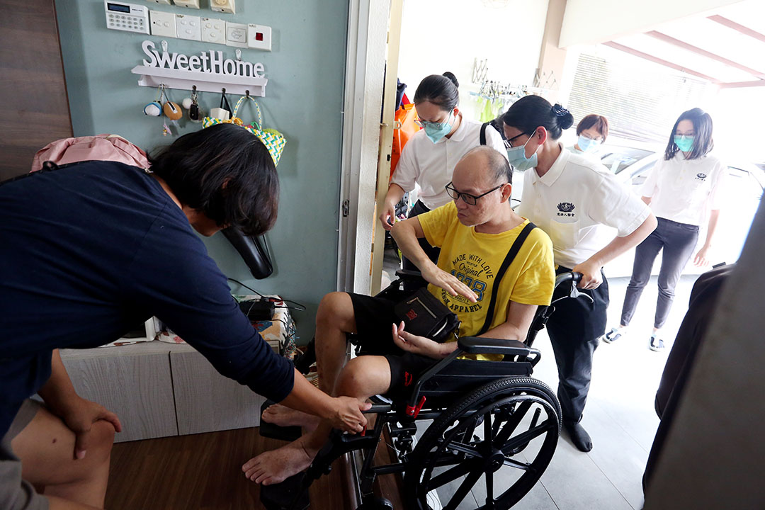 依医疗团队建议，王绥圆添购居家生活辅助器具，让轮椅进出更为顺畅，团队并亲自示范操作。【摄影：颜玉珠】